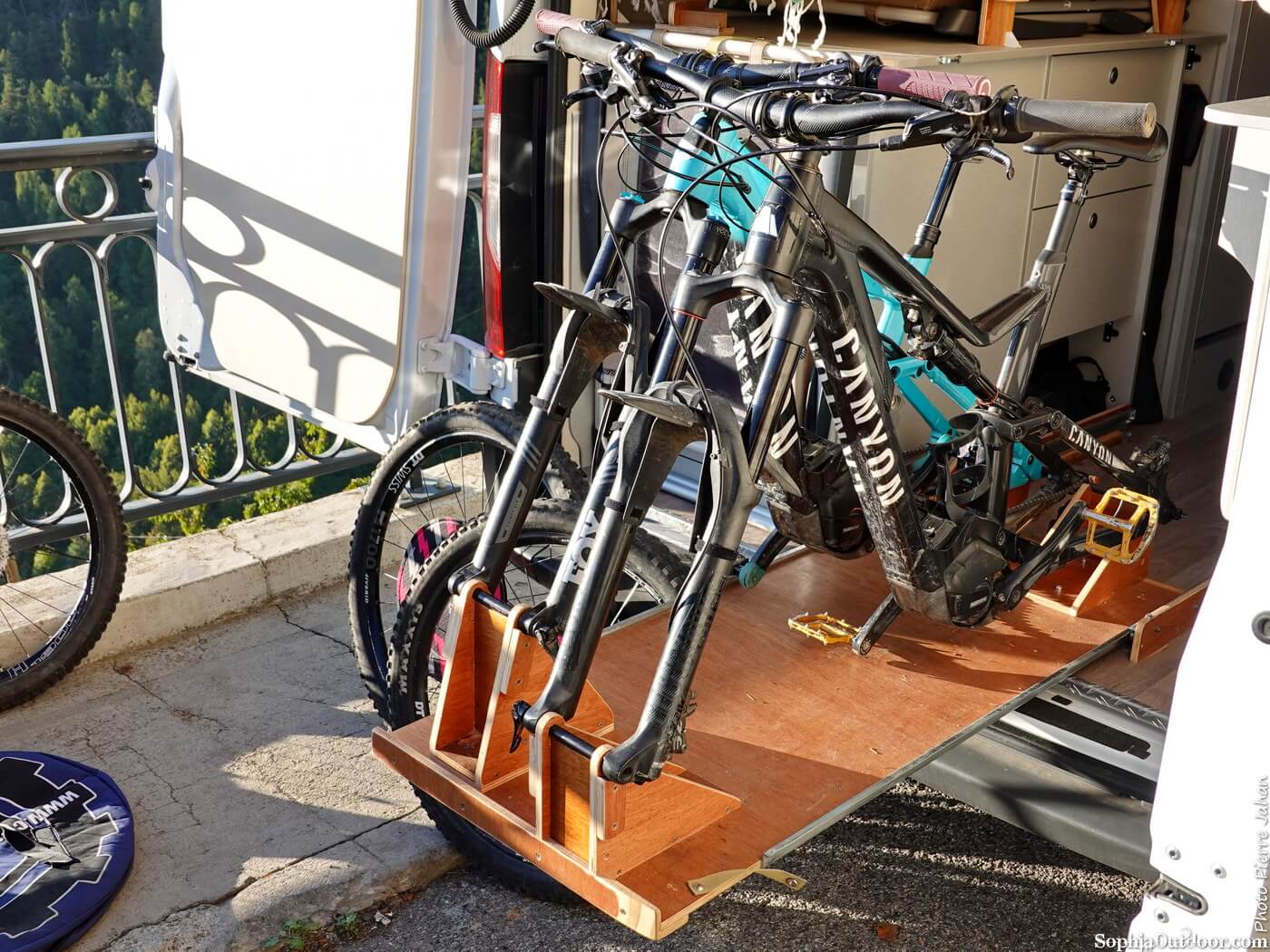 Un tiroir à vélos pour fourgon